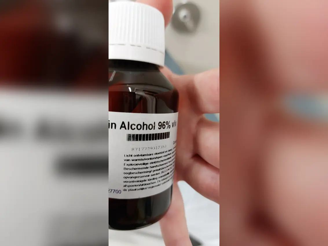 Fles alcohol 96 procent in een zorgomgeving