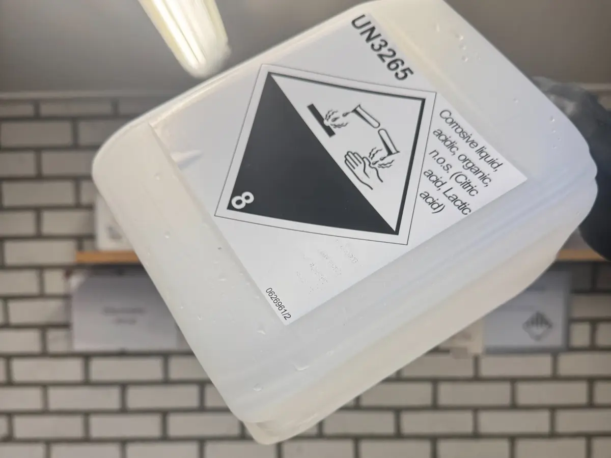 Verpakking met UN 3265-markering en etiket voor klasse 8